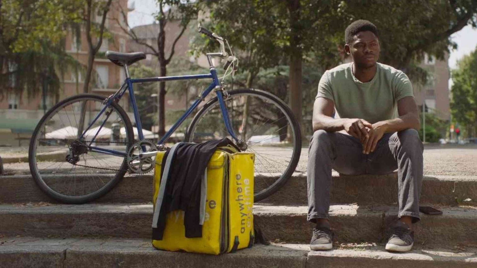 Rider, nuovi "ladri di biciclette" nell'Italia che cambia