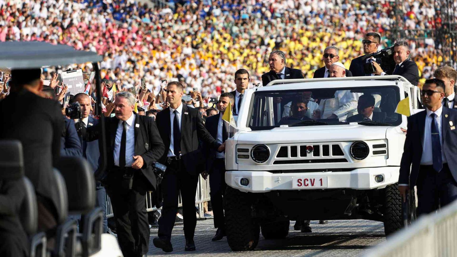 Messa allo stadio con 100mila fedeli: «Predicate il Vangelo e fate chiasso»
