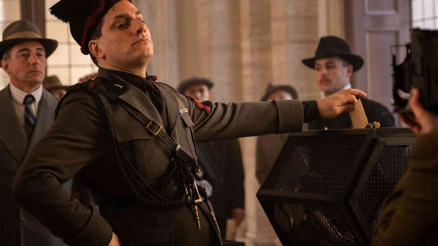 In "M - Il figlio del secolo" l'oscena, tragica seduzione del Duce