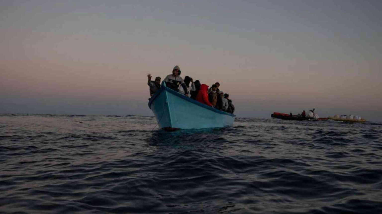 Mediterraneo, alla deriva due barconi