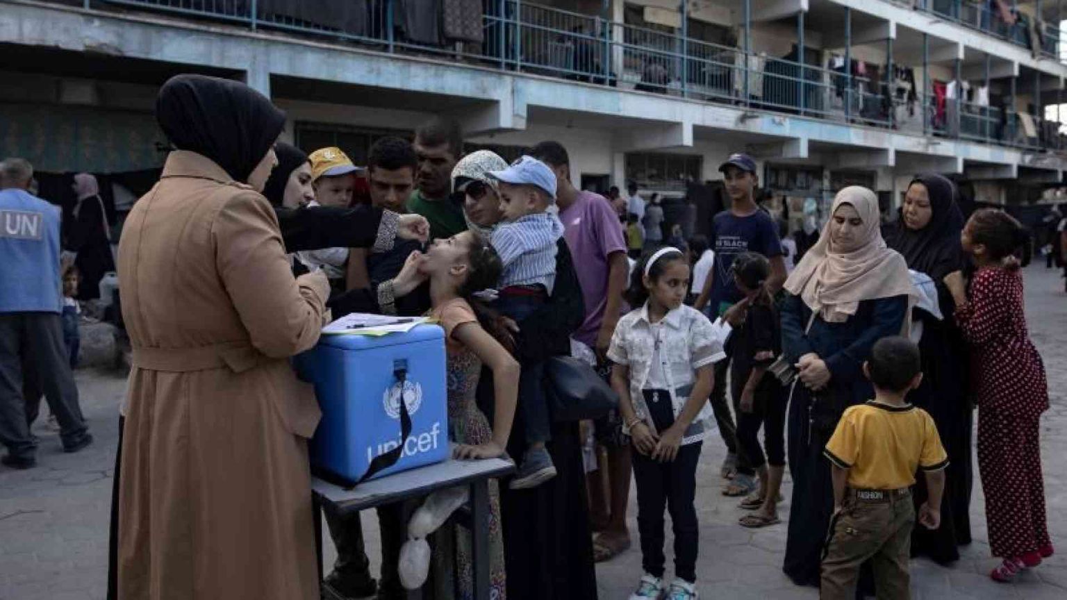 Gaza senza scuola, la maestra Israa riporta tra i banchi i piccoli profughi