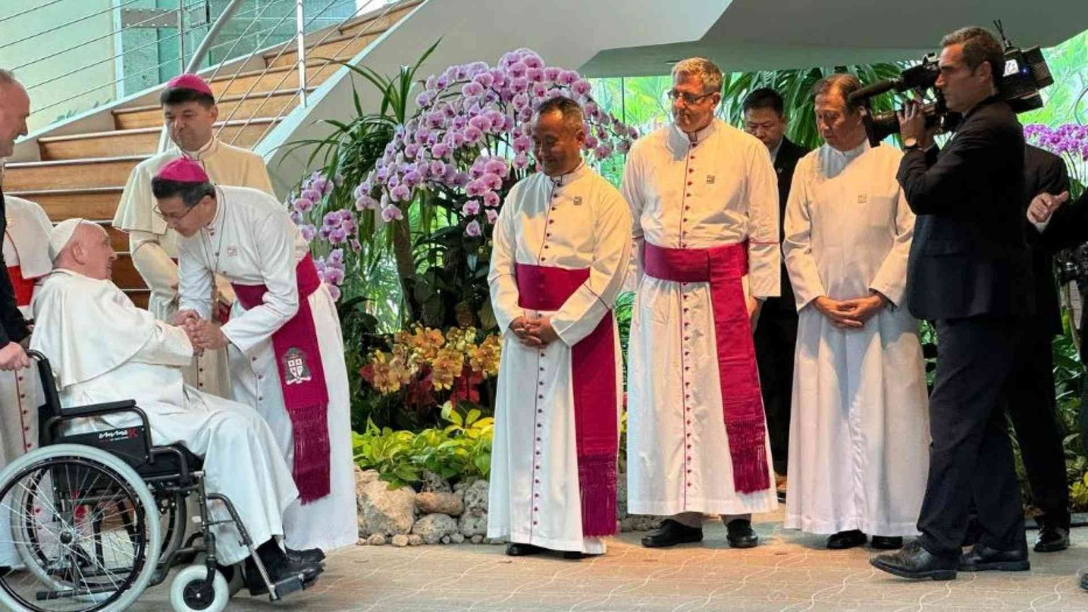 Il Papa a Singapore. La festa con i giovani a Dili