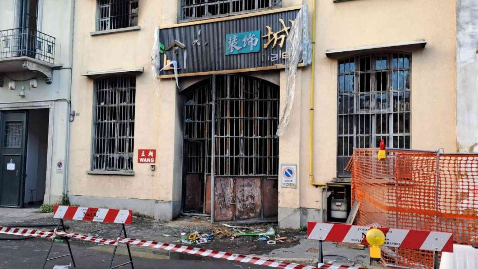 Tre ragazzi sono morti asfissiati nell'incendio di un emporio cinese