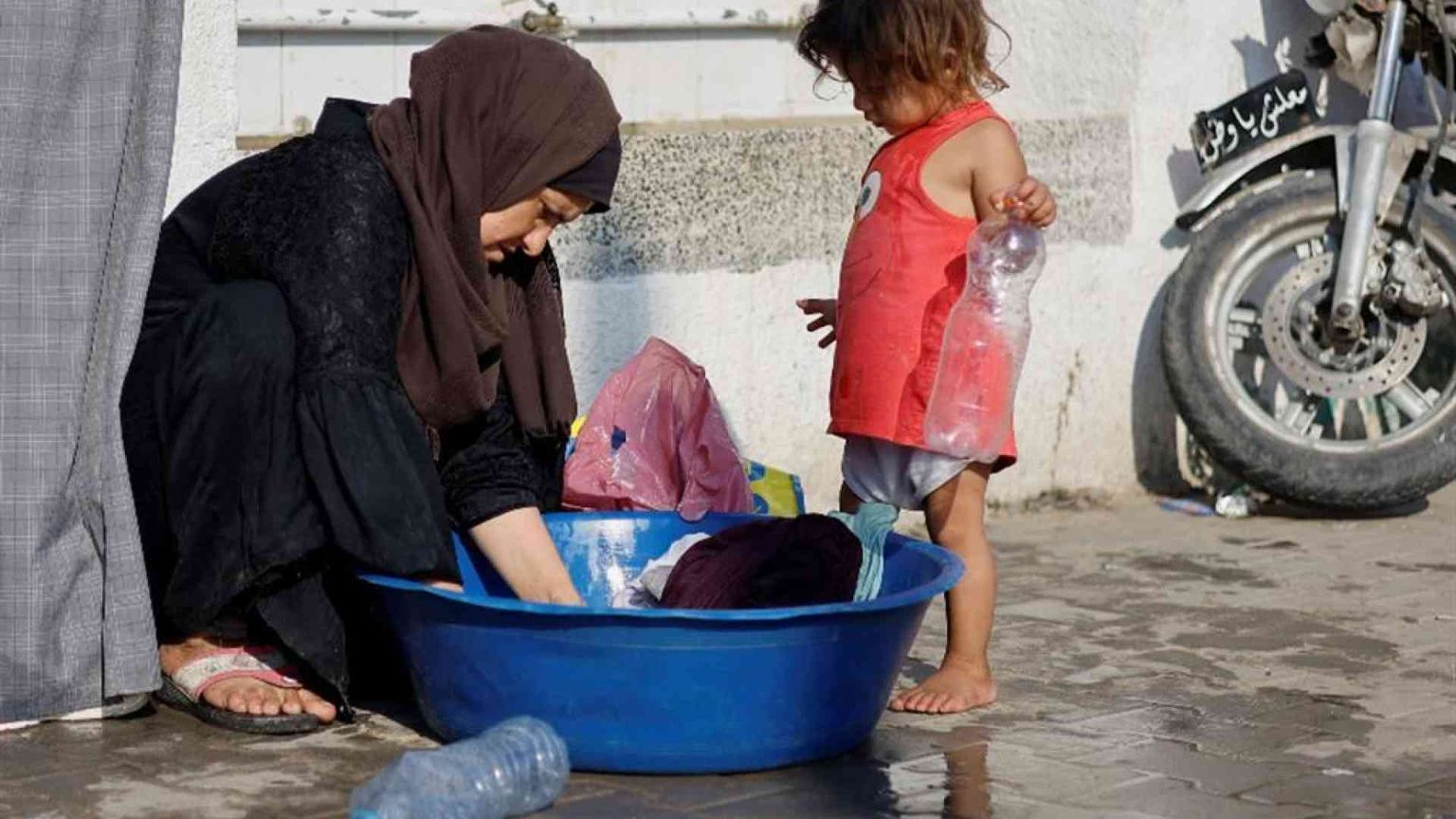 Persi 306mila posti di lavoro. E gli estremisti usano la "beneficenza"