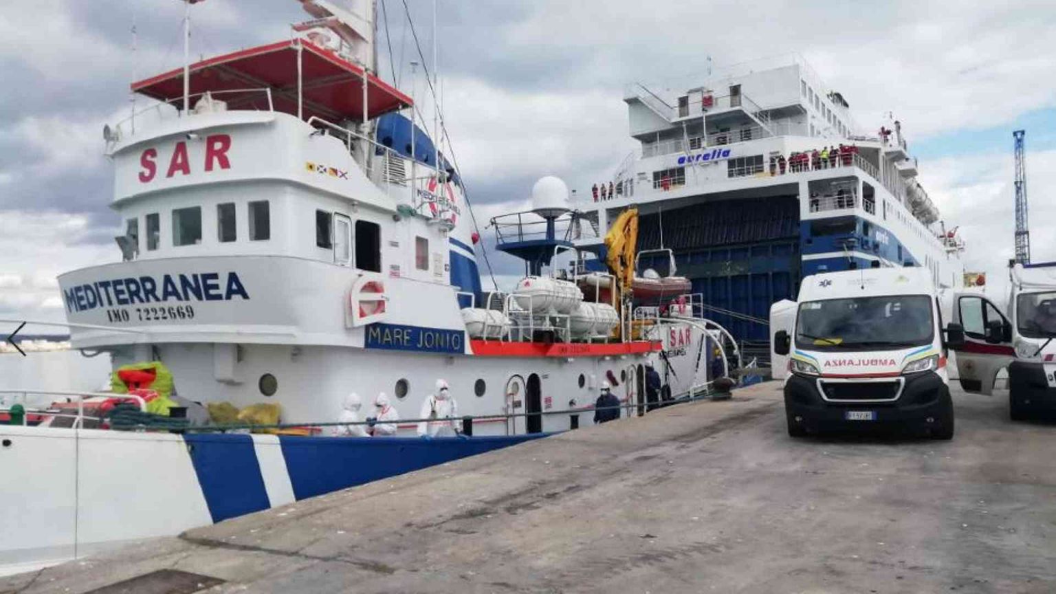 L'ultimo diktat contro le navi Ong: «In mare senza mezzi di soccorso»