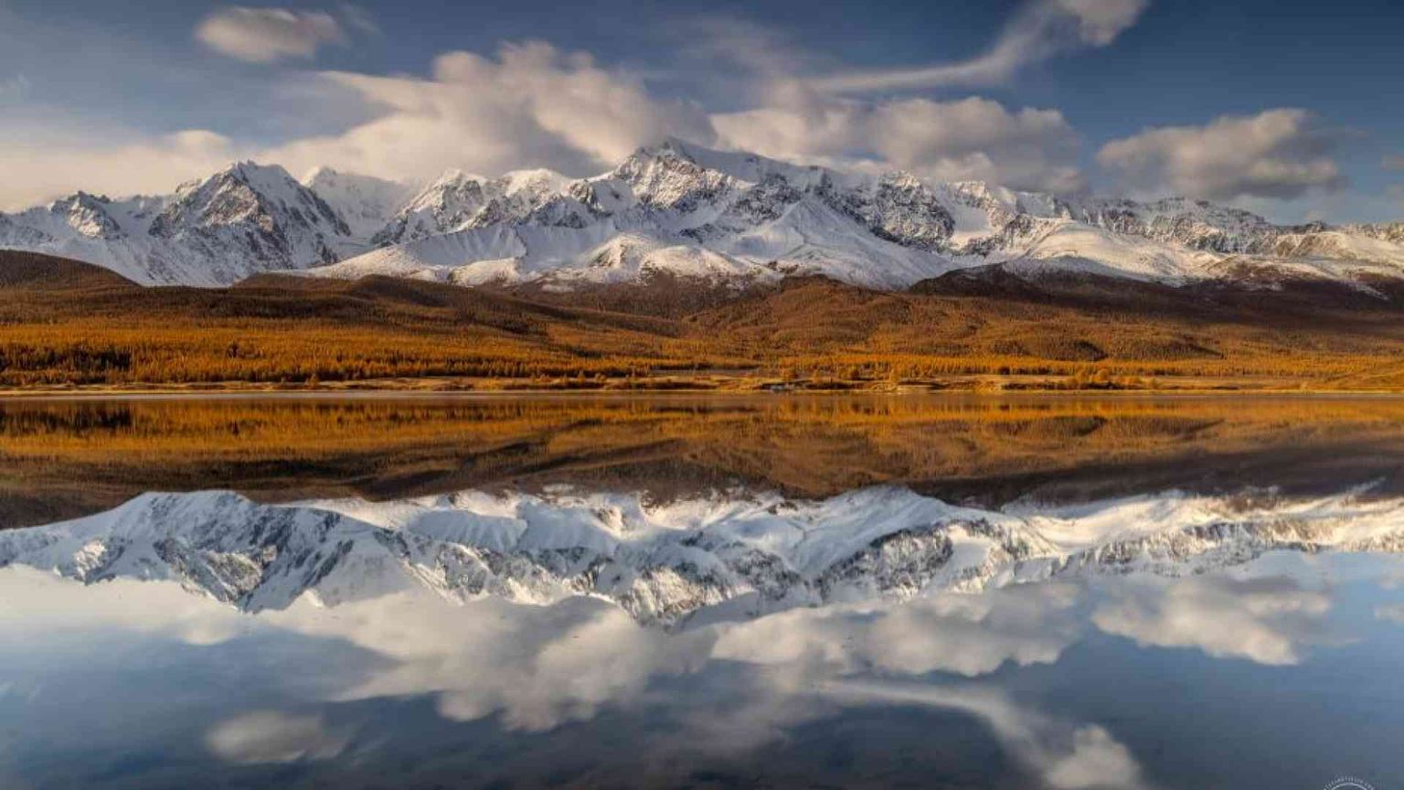 L'autunno dipinto sui Monti Altai, le vette dorate della Siberia