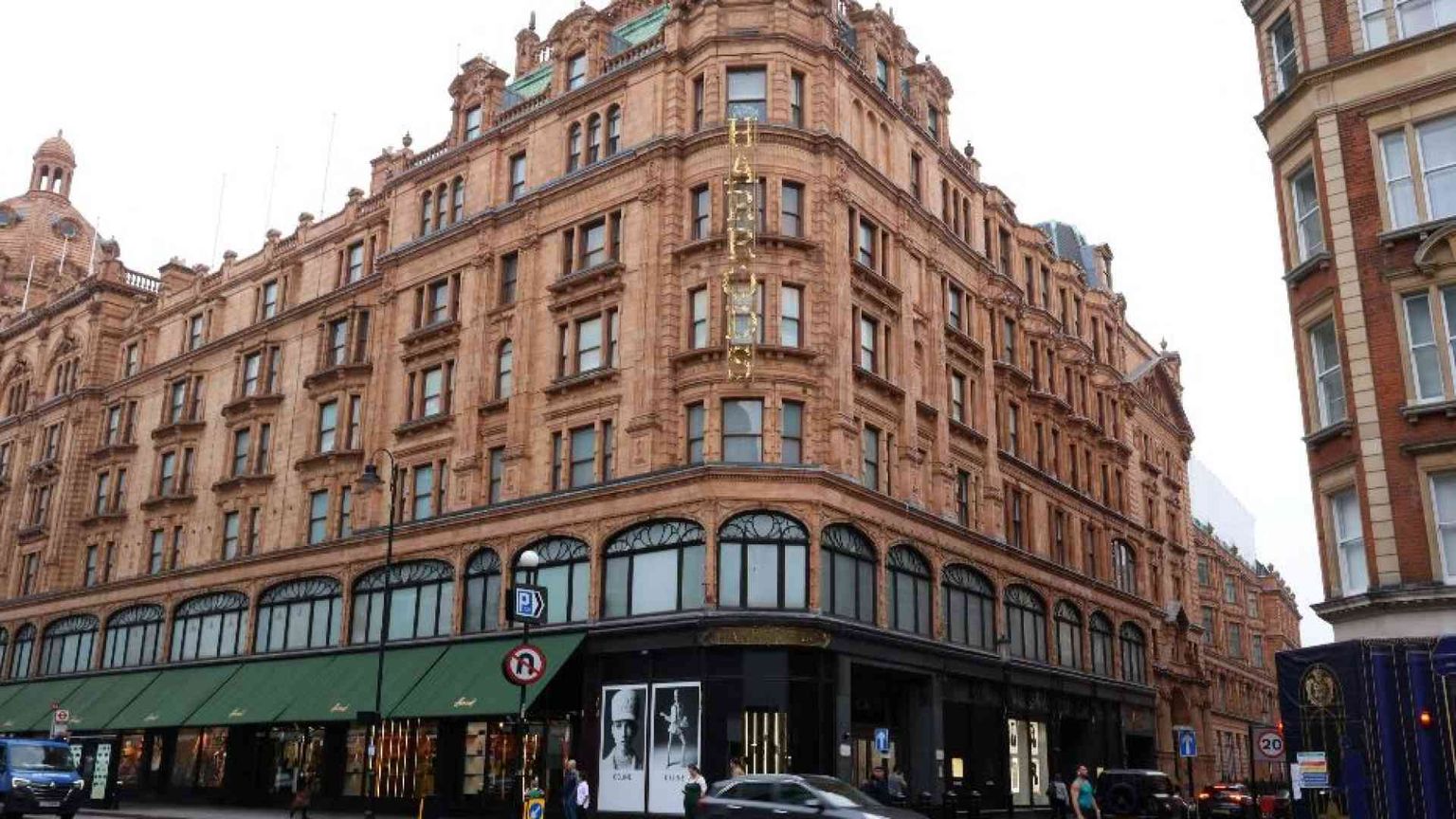 «Un predatore a Harrods»: le accuse ad Al-Fayed. La polizia: denunciate