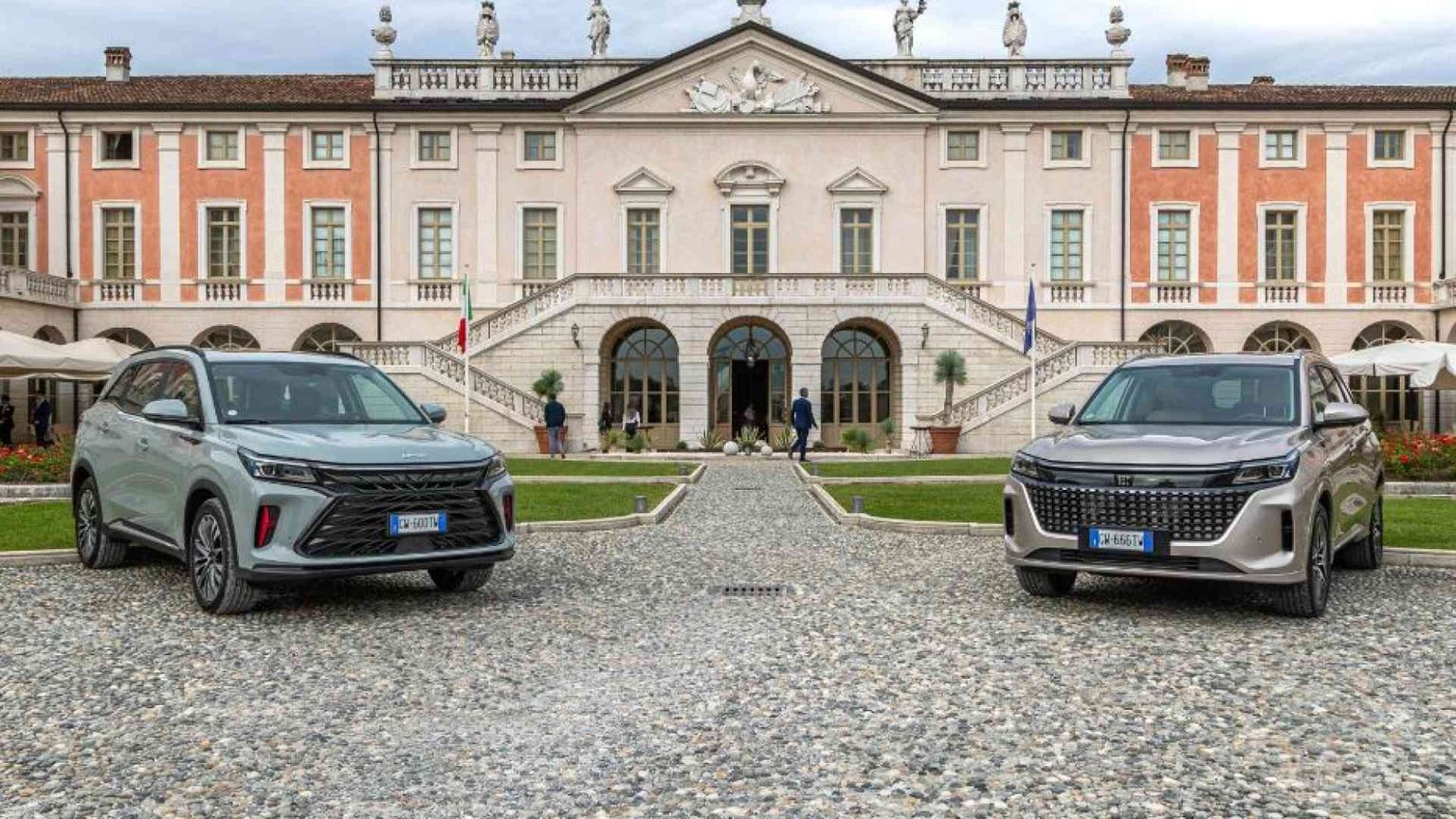 Altri due Suv cinesi in arrivo: quanto costano e come vanno le DFSK E5 e Glory