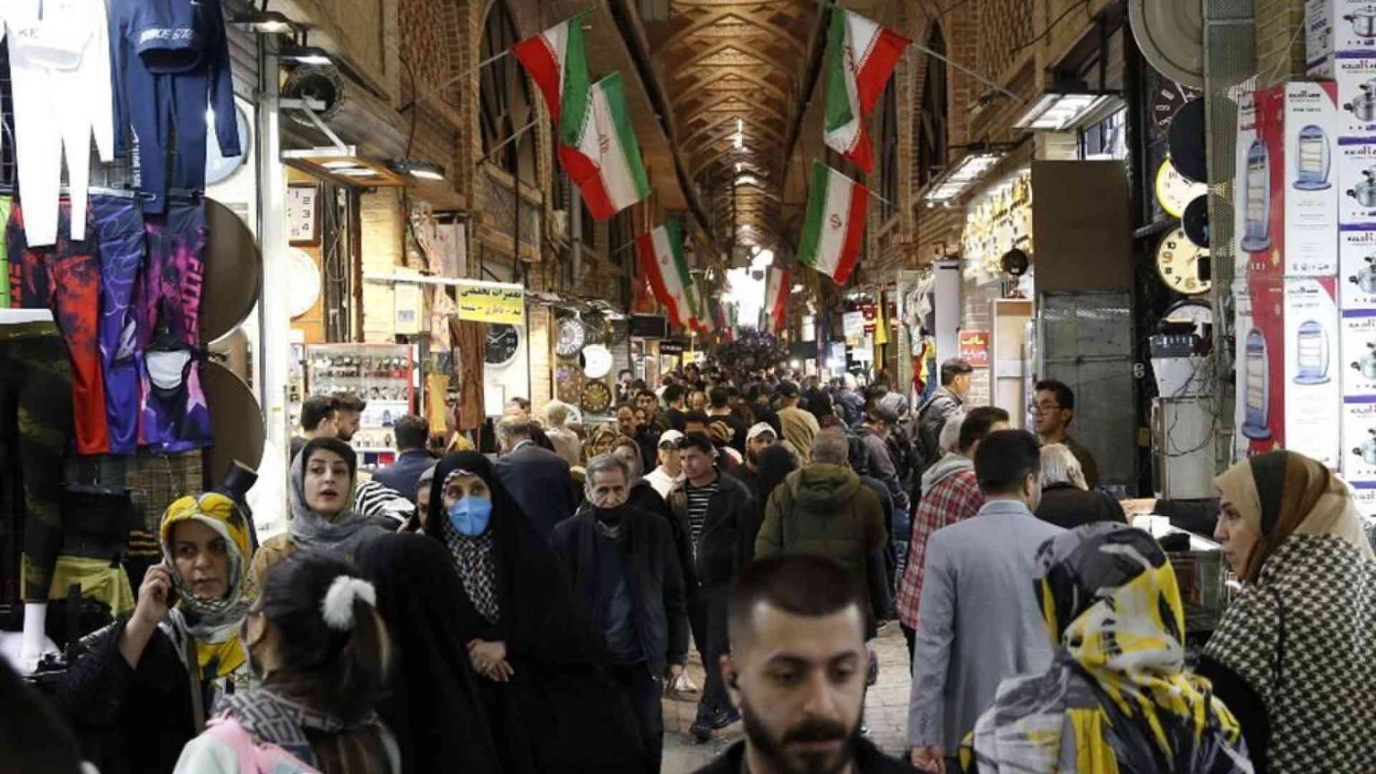 Teheran aspetta i raid sul petrolio. I giovani: «No al regime e no a Netanyahu»