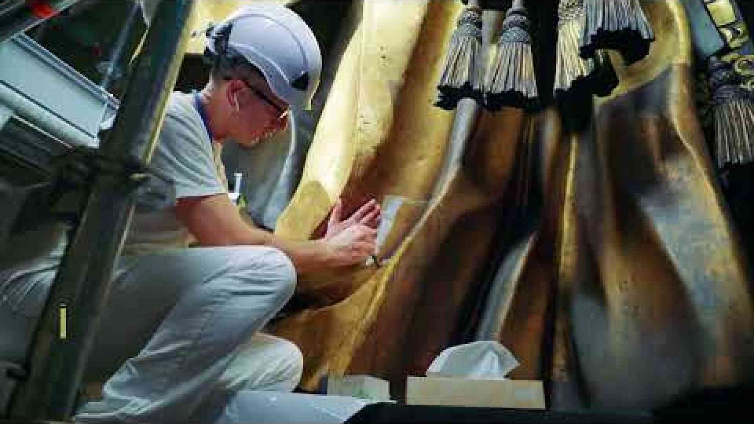 L'antica cattedra di san Pietro esposta al pubblico