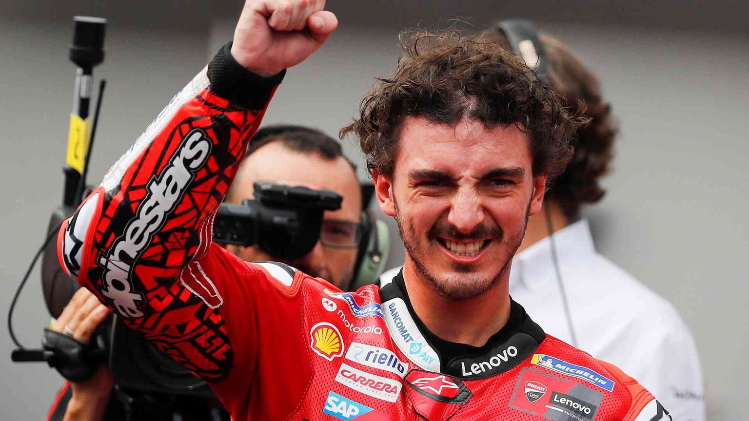 Pecco Bagnaia frena davanti ai morti di Valencia e la MotoGp lo segue