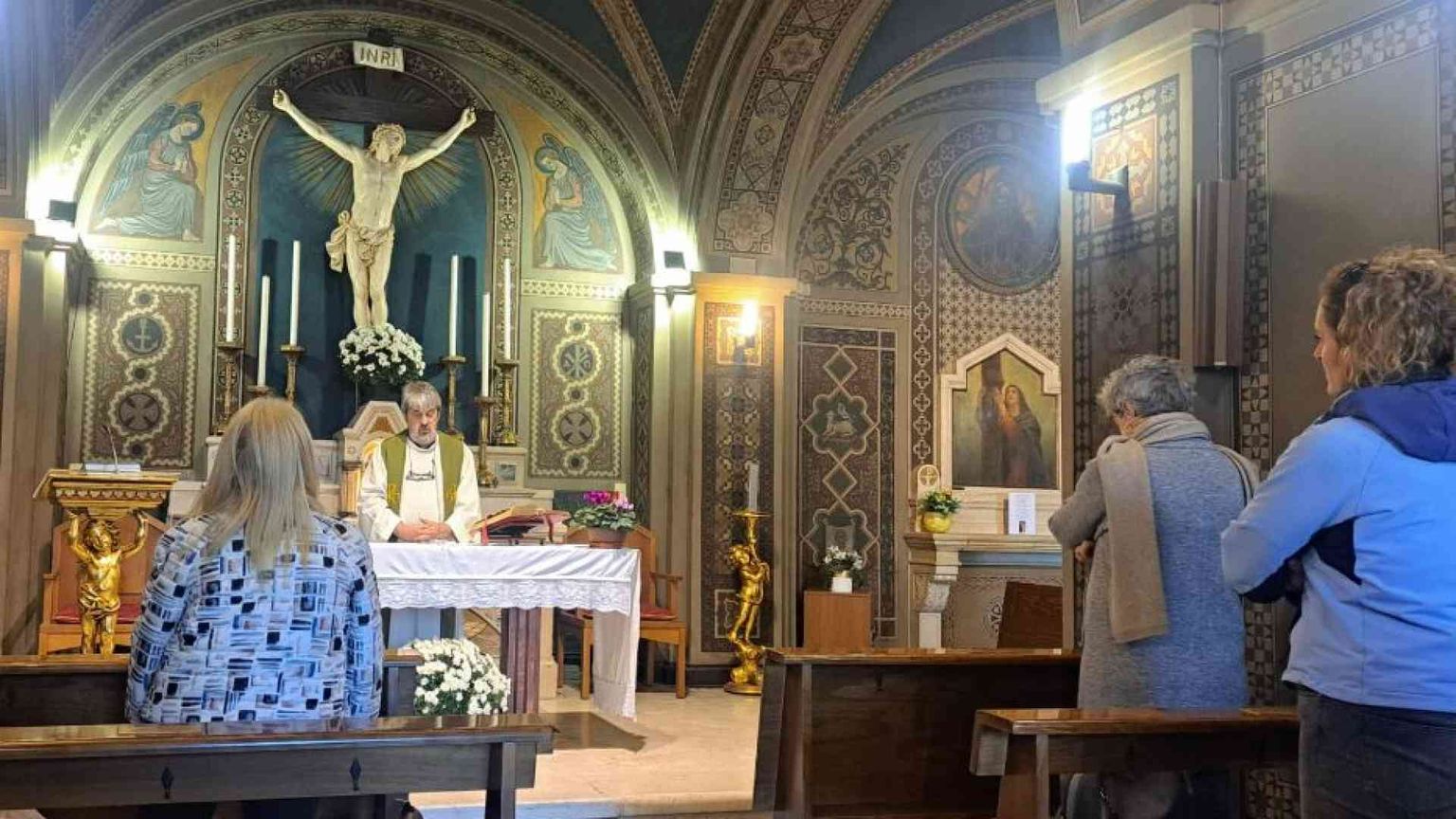 «Io, prete tra le tombe di Manzoni e Giussani. Il cimitero? Parla ai vivi»