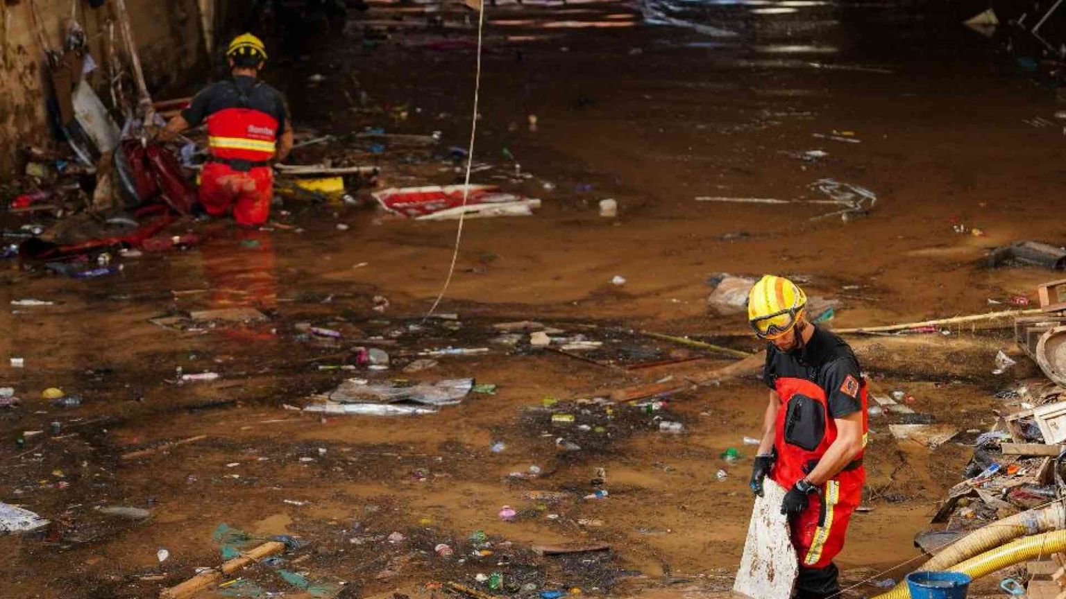 In 2mila non rispondono all'appello. «Un cimitero nel parcheggio allagato»