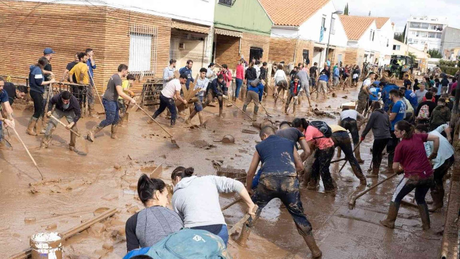 Valencia in ansia per i 1.900 dispersi. E il governatore caccia i volontari