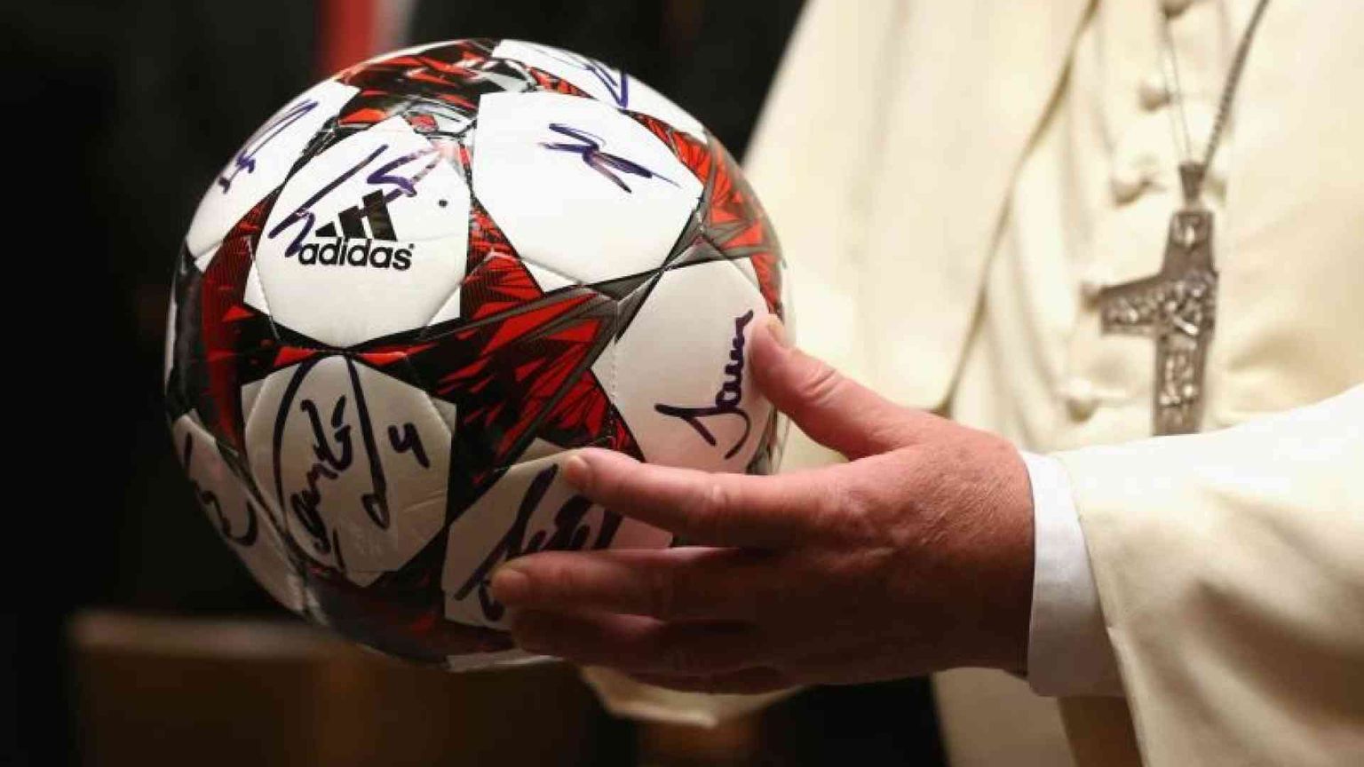 Ancelotti: «Impariamo dal Papa a fare sport»