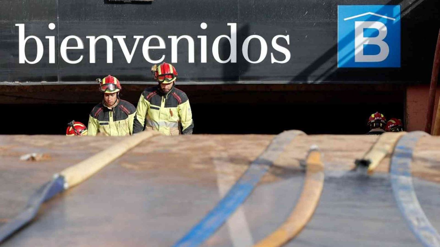 Rabbia e fango contro re e politici, nessun morto nel parcheggio-trappola