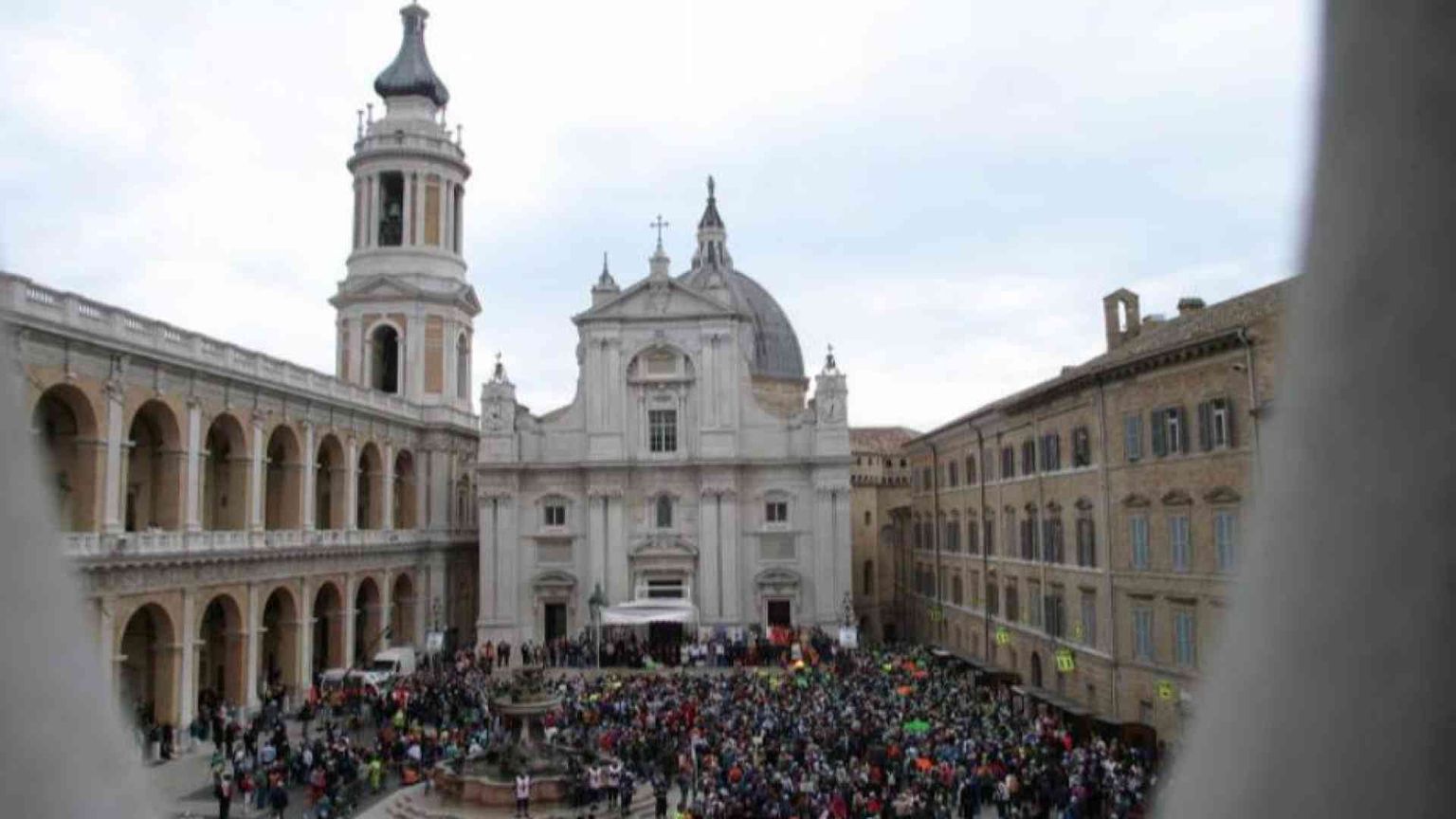 I migranti stranieri pellegrini alla Santa Casa: camminiamo insieme verso Dio