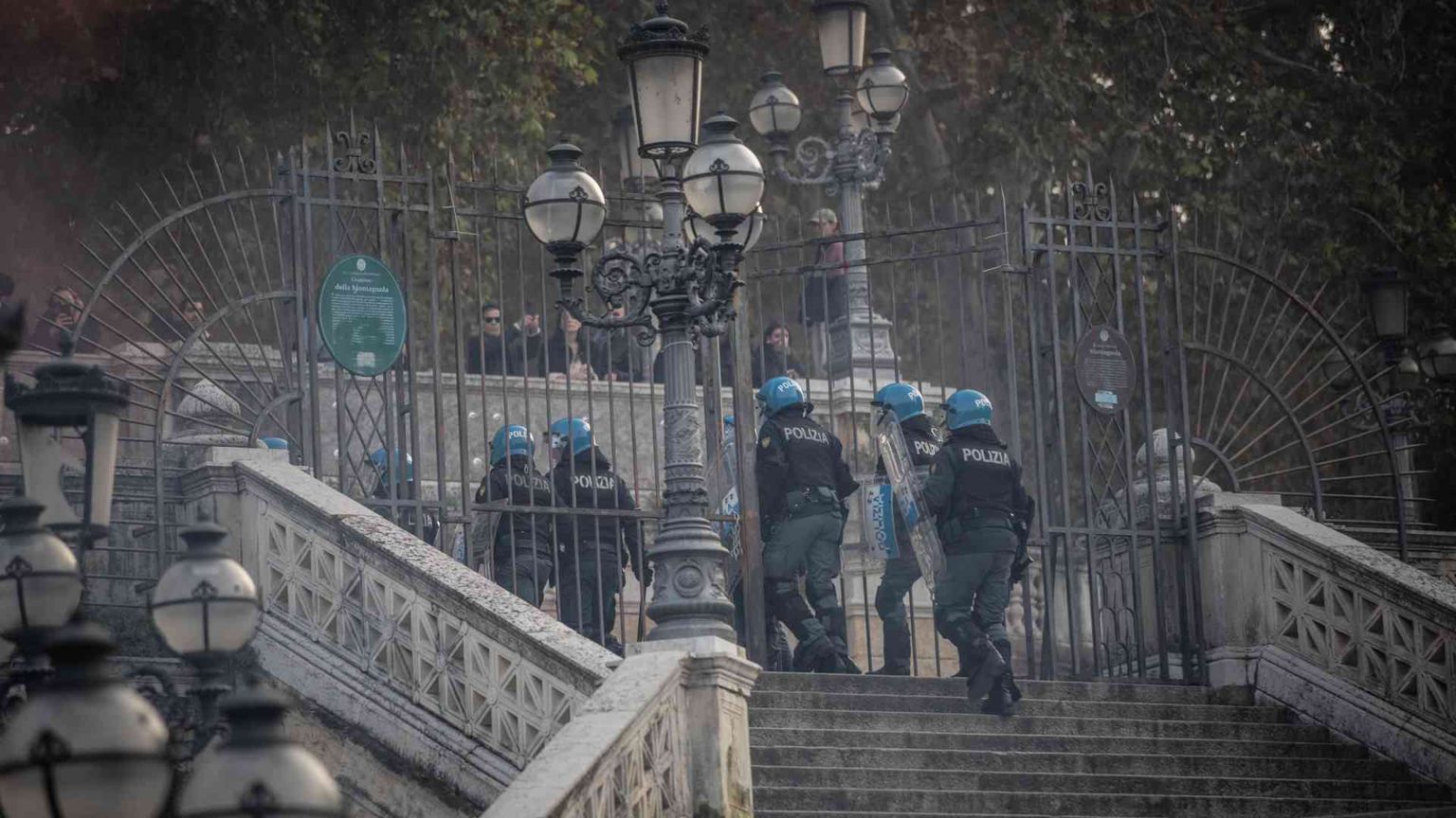 Antifascisti contro la polizia. Feriti tre agenti, picchiato un passante
