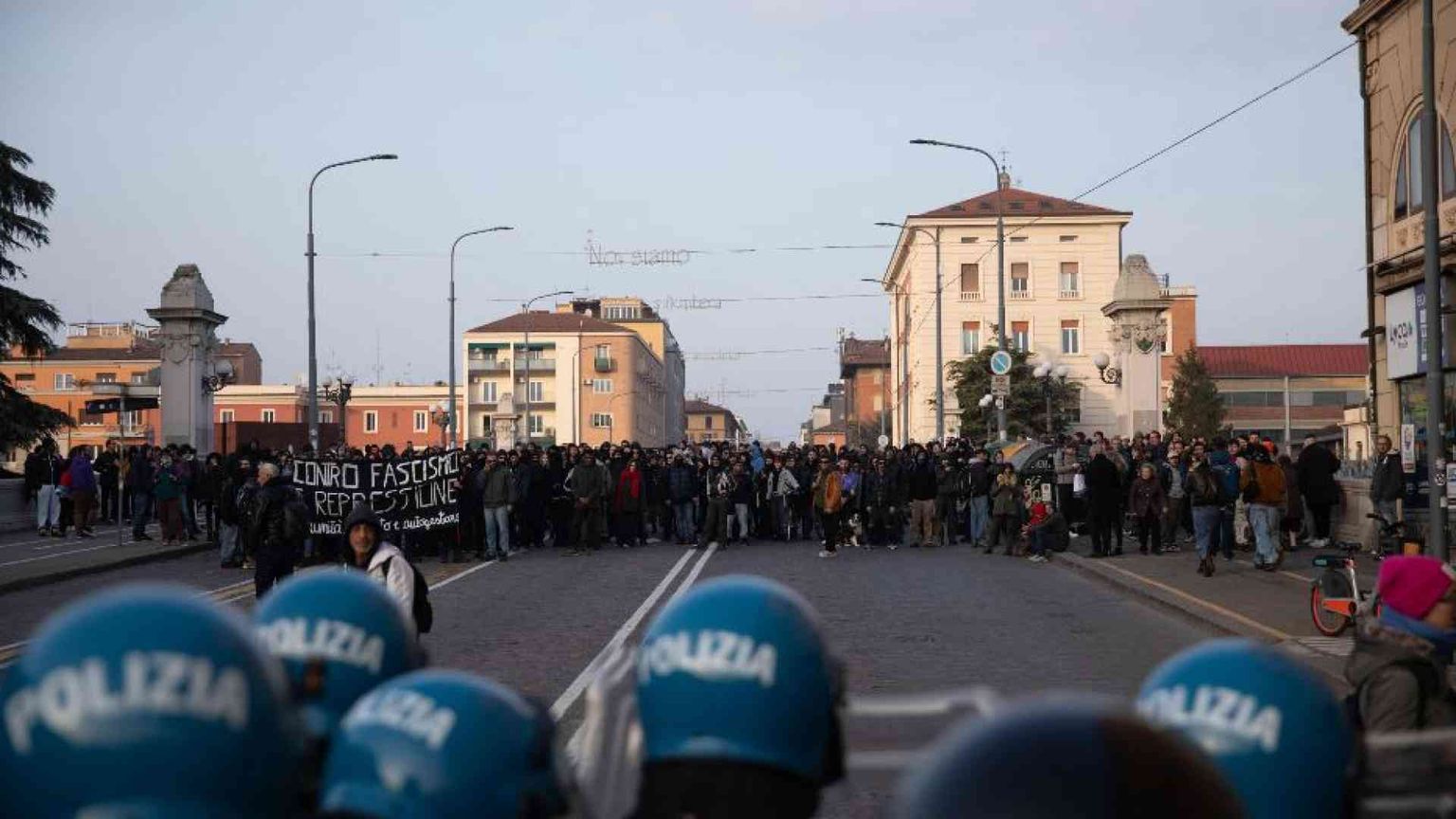 «Zecche rosse» e «camicie nere»: cosa è successo col corteo di Bologna
