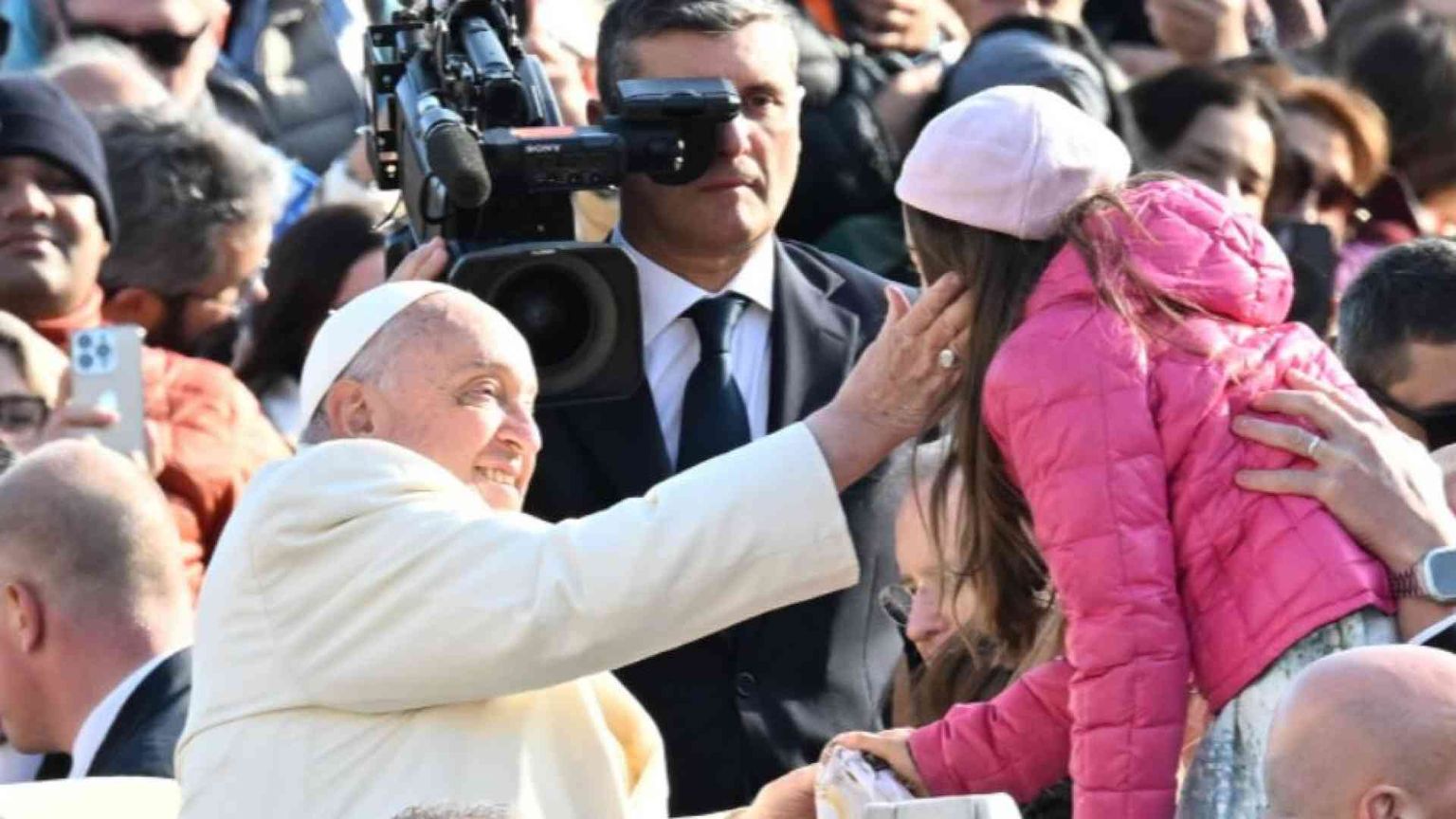 «Impariamo da Maria a dire "sì" a Dio. Non dimentichiamo i Paesi in guerra»