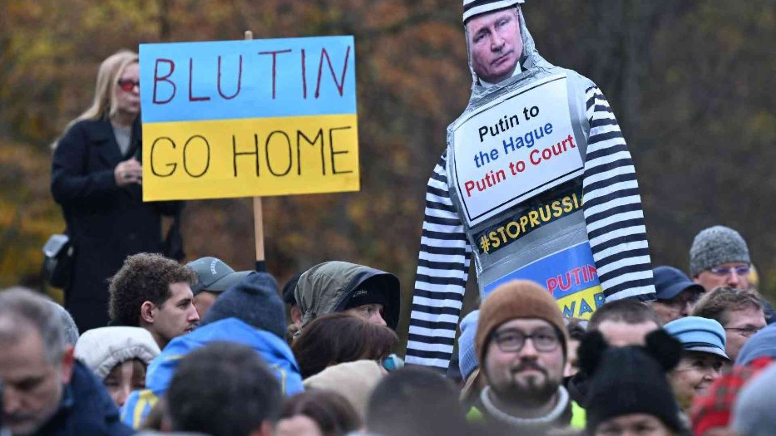 Mille giorni di guerra: quei piccoli gesti di dissenso che impauriscono Putin