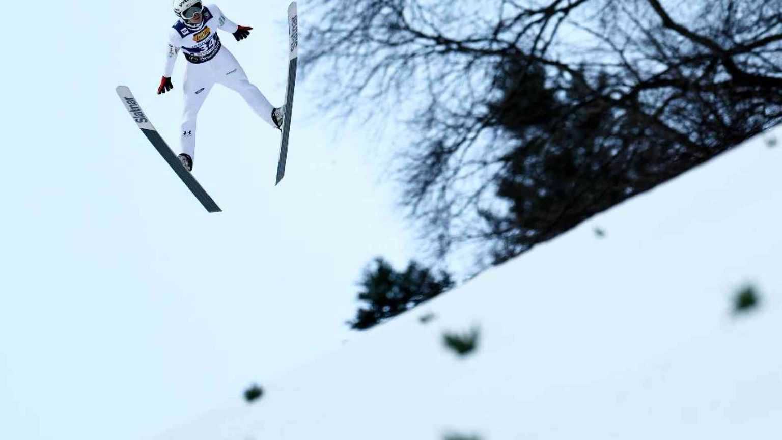 Salto con gli sci, stop ai furbetti delle tute