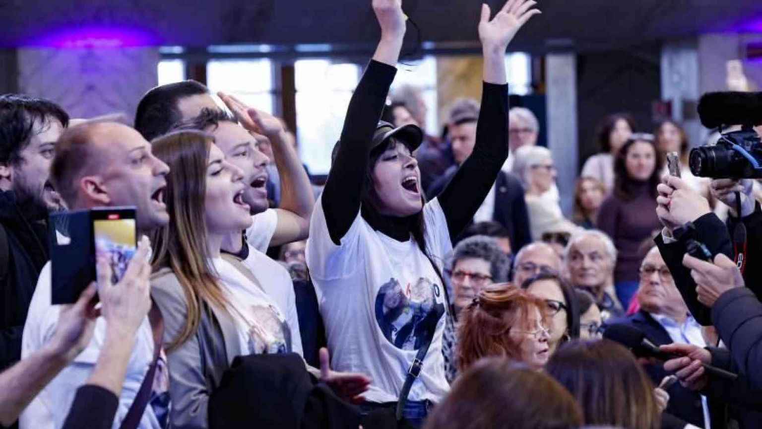 Grillo non si vede, i contestatori sì. Ma Conte centra il quorum del voto online