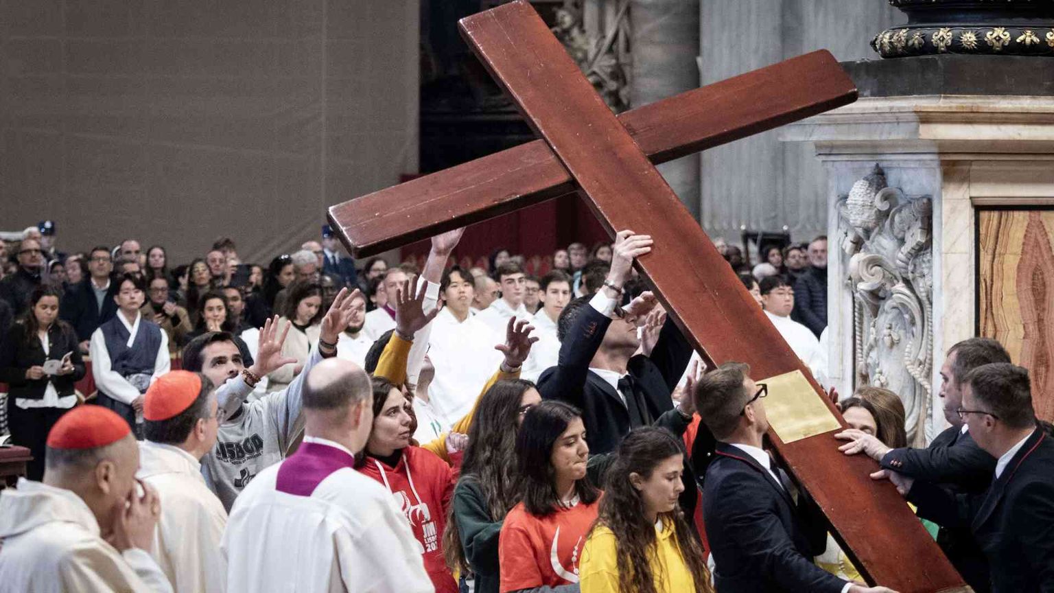 Il Papa ai giovani: «Dio vi ama come siete, non come apparite»