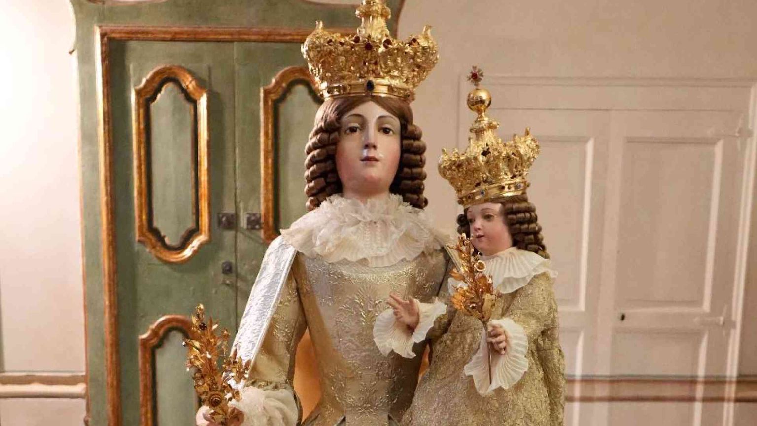 L'alta moda ridisegna l'abito della Madonna della Bruna