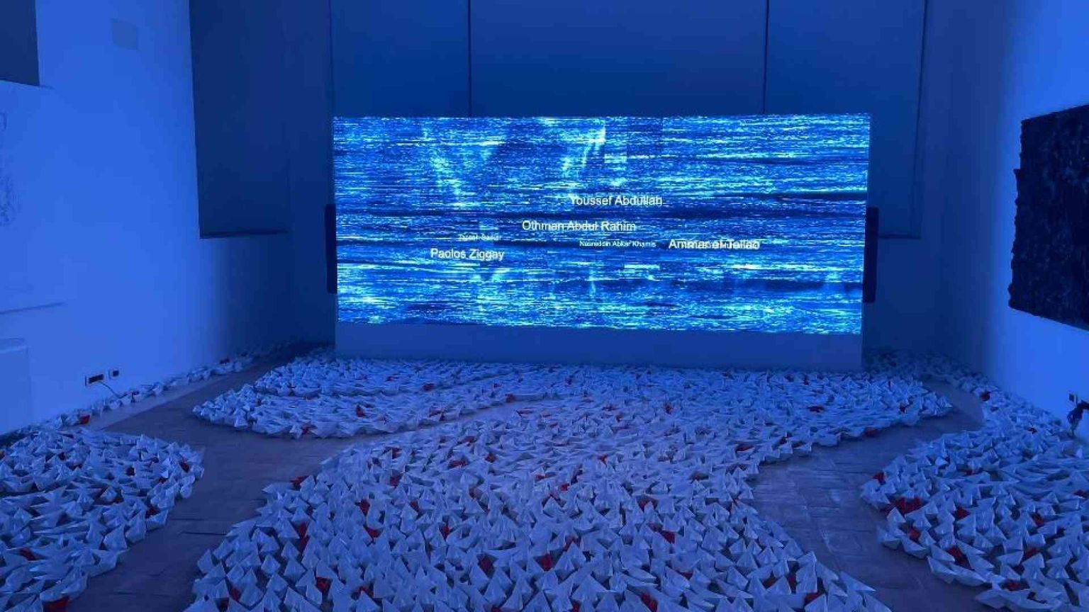 Le barchette di carte e i nomi dei "sommersi": la mostra sui migranti