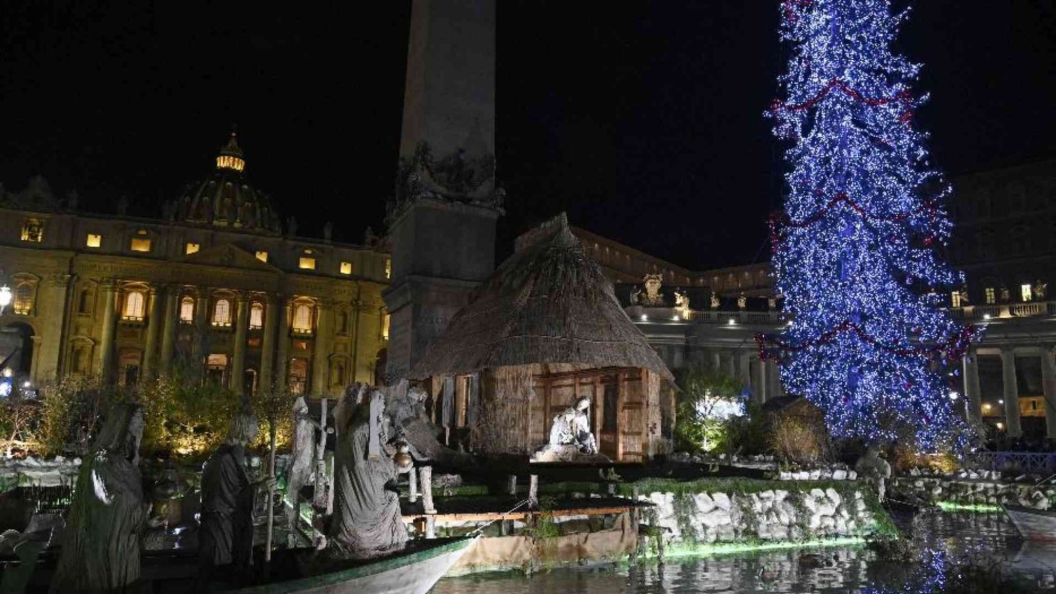 Si accende l'albero di Natale in piazza San Pietro