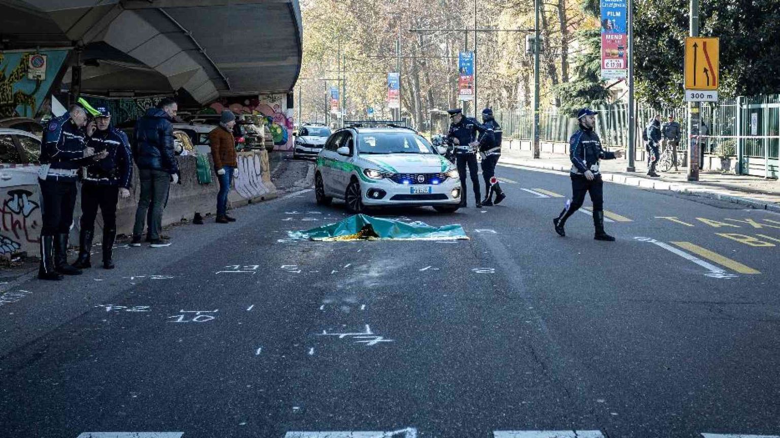 Una donna è stata travolta da un Tir mentre attraversava con i bambini
