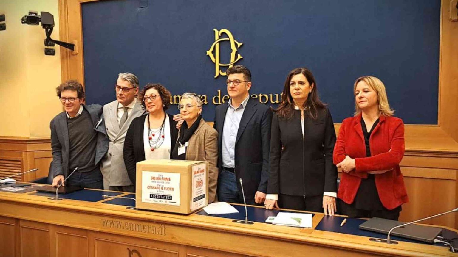 «A Gaza subito il cessate fuoco». Mezzo milione di firme per la premier