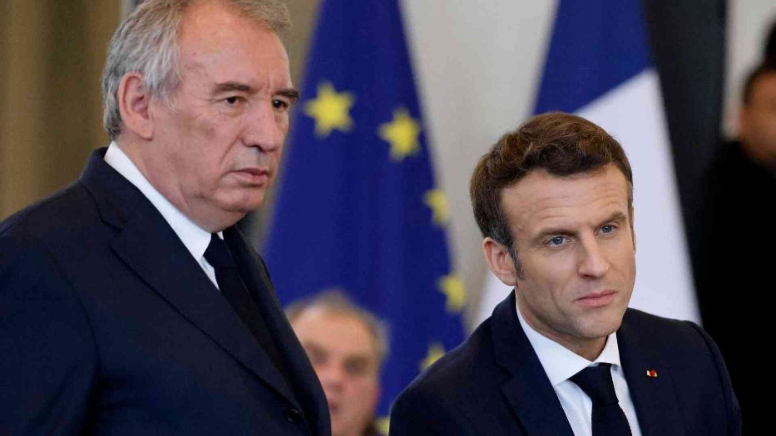 Alla fine Macron torna al punto di partenza: fa centro con il premier Bayrou