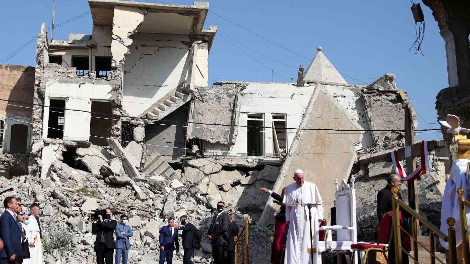 Il Papa: «Durante il mio viaggio in Iraq sventati due attentati kamikaze»