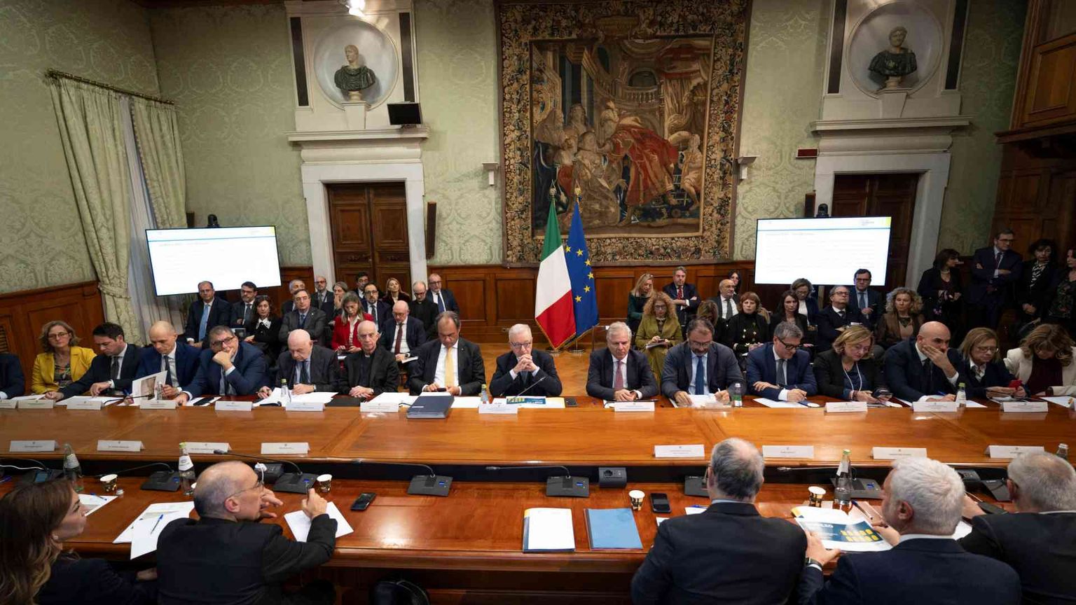 Apre piazza Risorgimento. Mantovano scherza: «Mai perdere la fede»