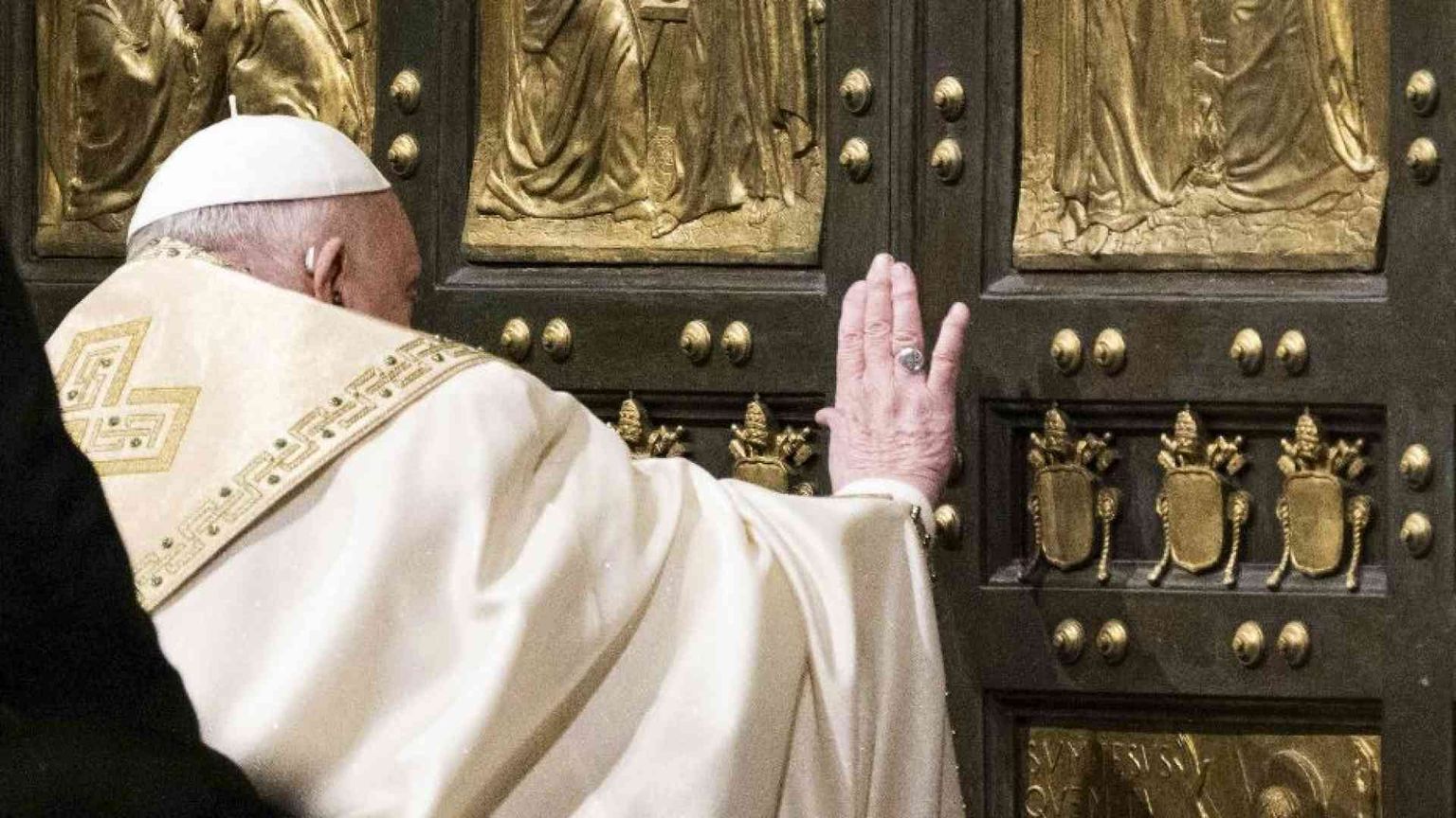 Il Papa ha aperto la Porta Santa. È iniziato il Giubileo