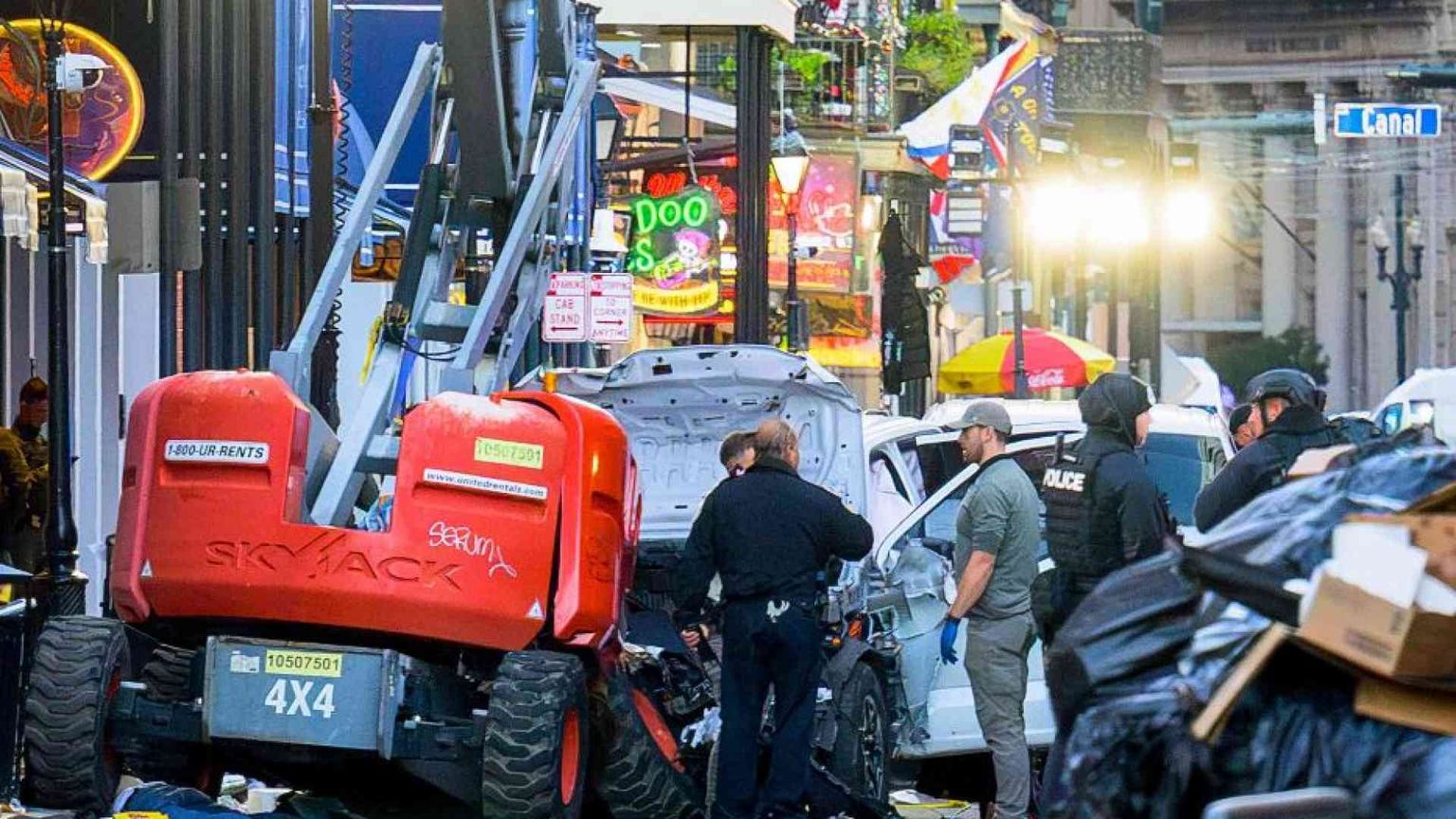 Furgone contro la folla a New Orleans: 15 morti e 30 feriti. «È terrorismo»
