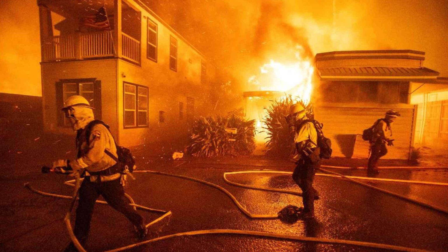 Maxi incendio a Los Angeles, 40mila evacuati. «Non si riesce a domarlo»