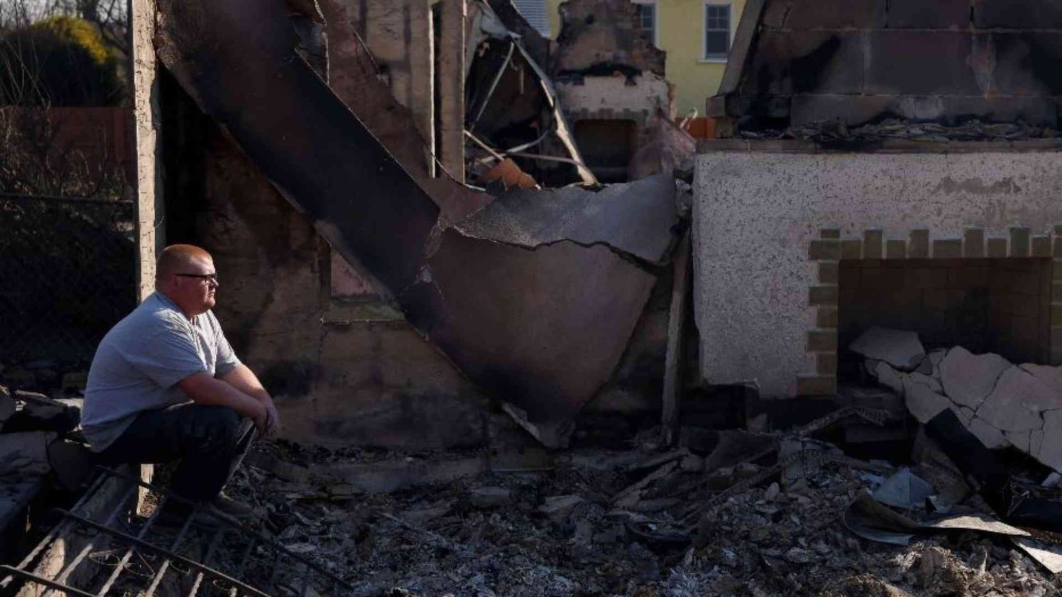 La rabbia di Altadena: «Qui non ci sono divi, noi dimenticati»