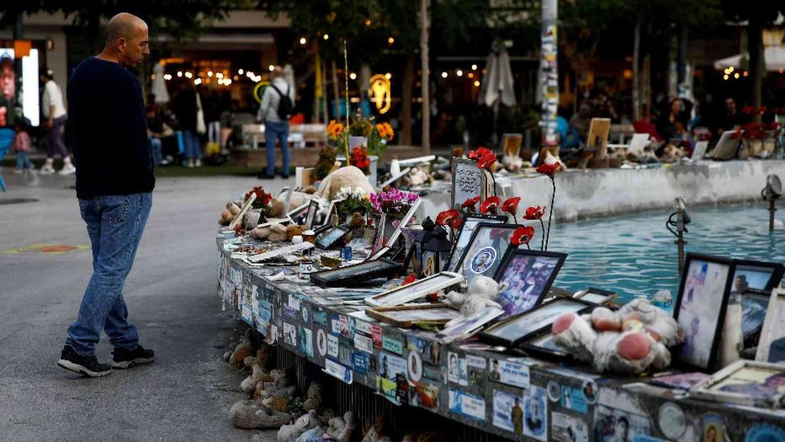 I familiari degli ostaggi tra speranza e paura: chi sarà liberato prima?