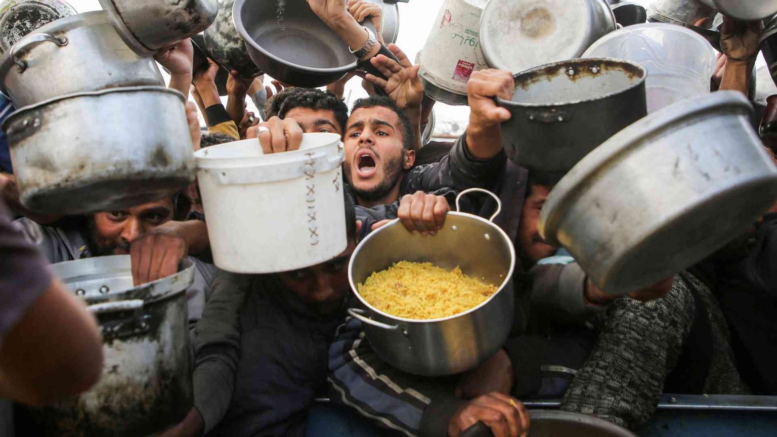 Le voci di Gaza: «La guerra è finita ma dov'è casa mia? E i miei cari?»