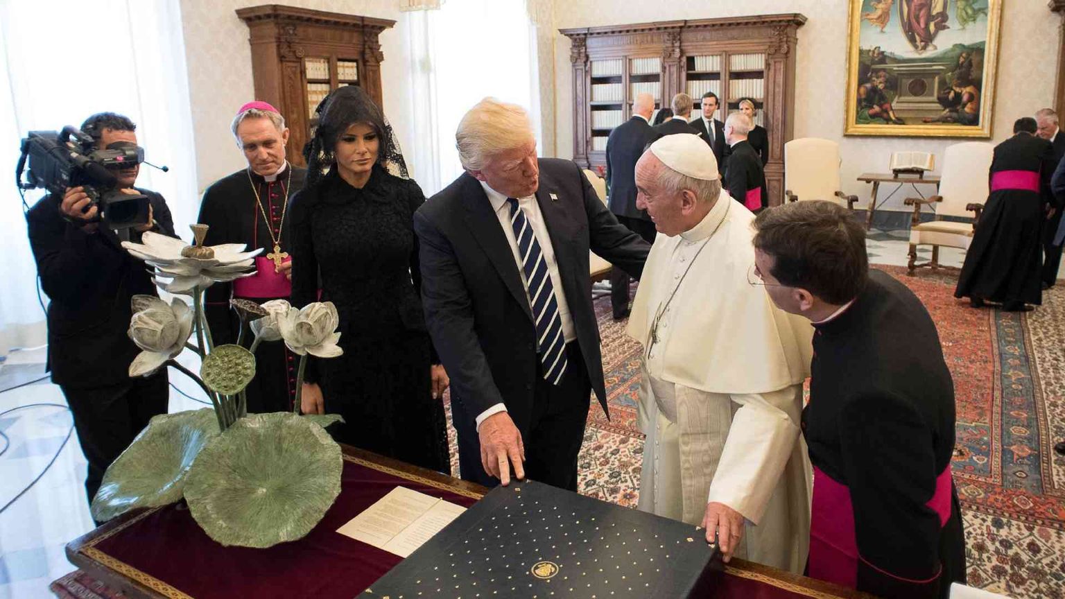 Il Papa a Trump: «Impegno per la pace e per una società senza odio»