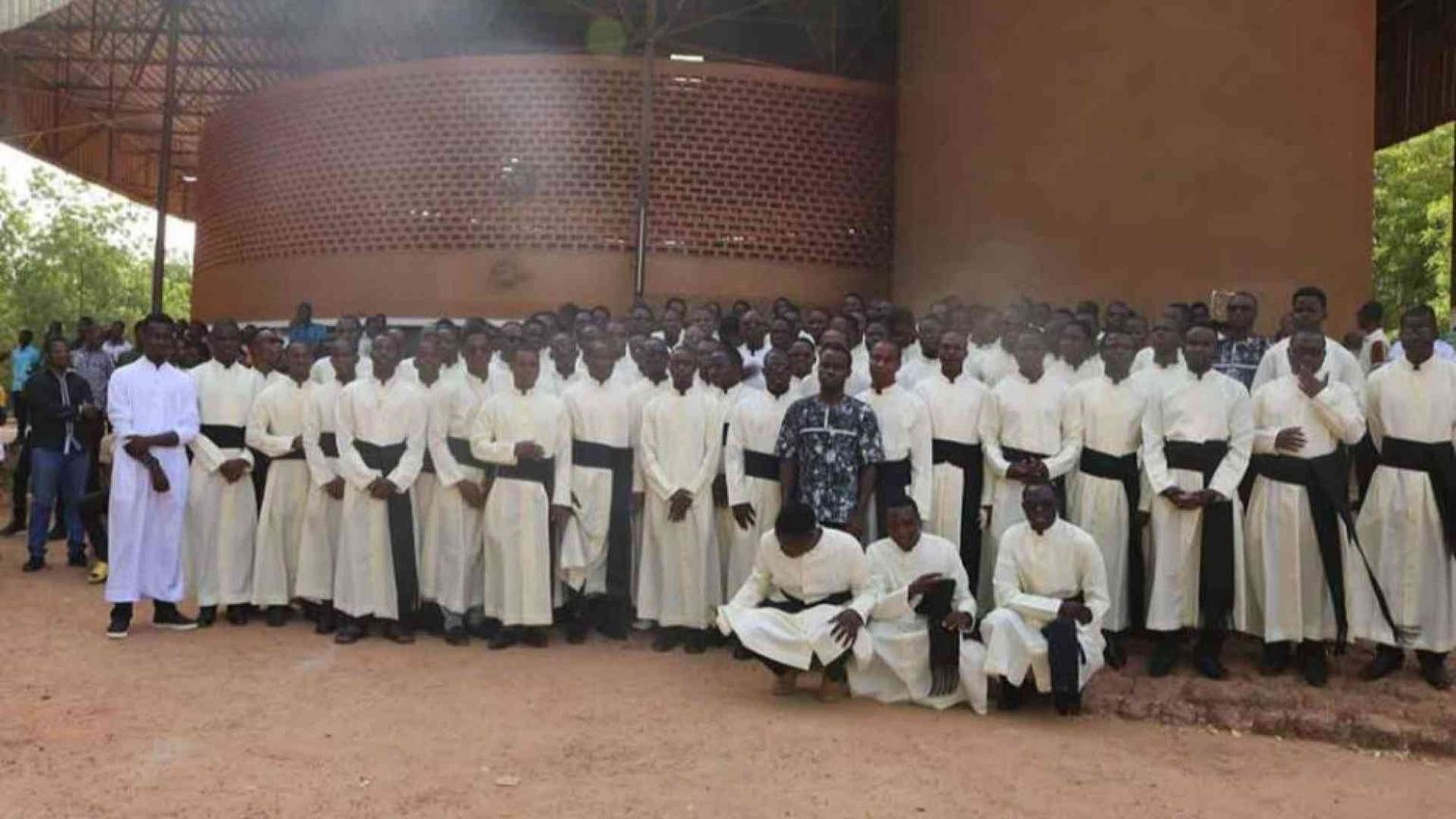 Sudan e Burkina Faso: Chiesa nel mirino, ma le vocazioni crescono