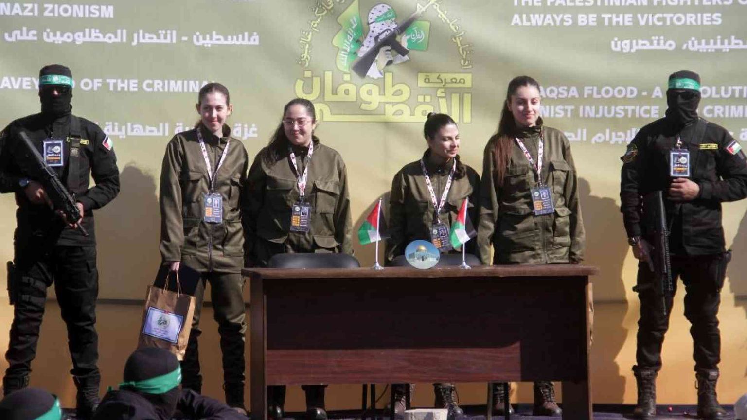 Le soldate liberate ed esposte come trofei: l'ultima beffa di Hamas