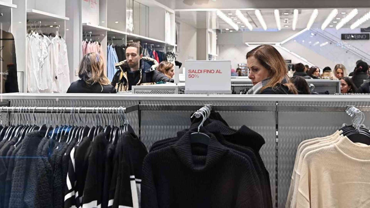 Negozi chiusi e vertenze: è la stagione buia della moda