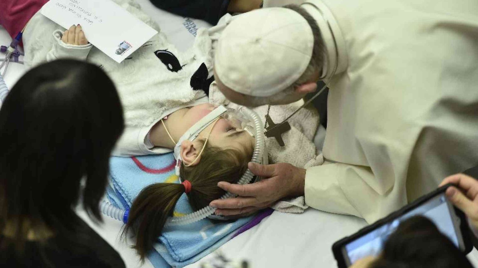 Il Papa: malati, operatori sanitari e familiari, angeli di speranza per tutti