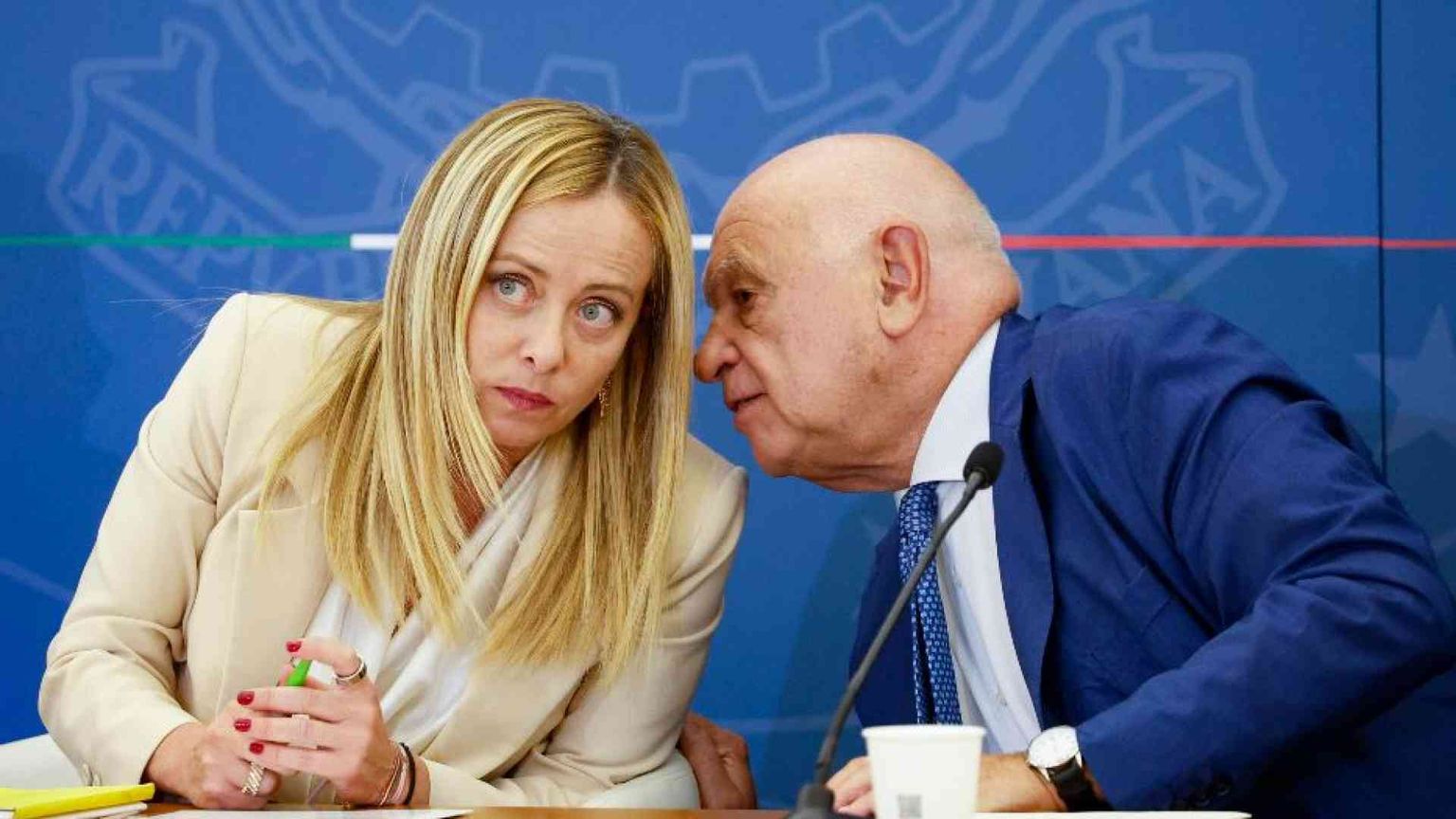 La premier occupa la scena: ecco la sua strategia mediatica