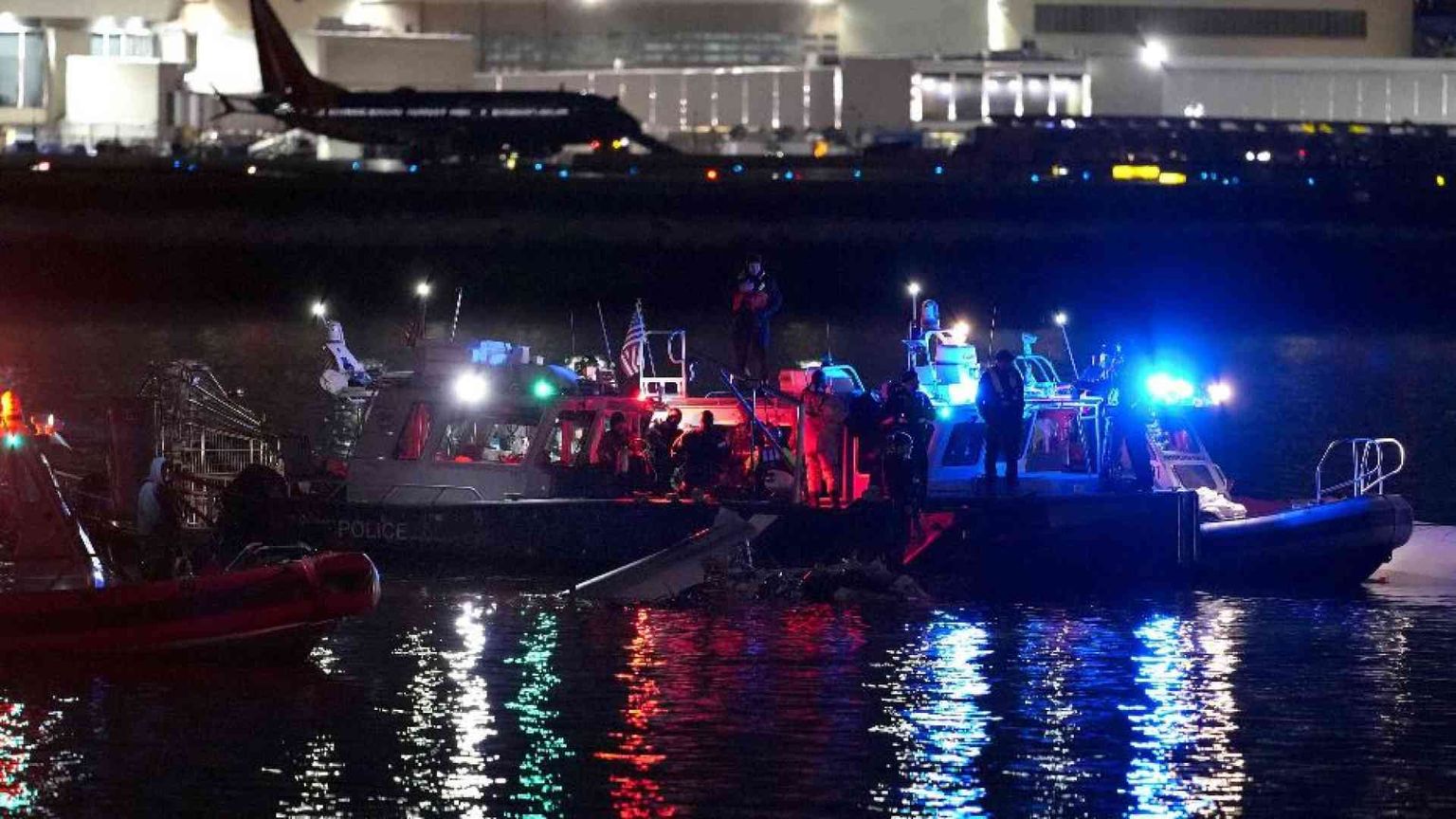 Lo scontro dell'aereo con l'elicottero: nessun superstite tra i 67 a bordo