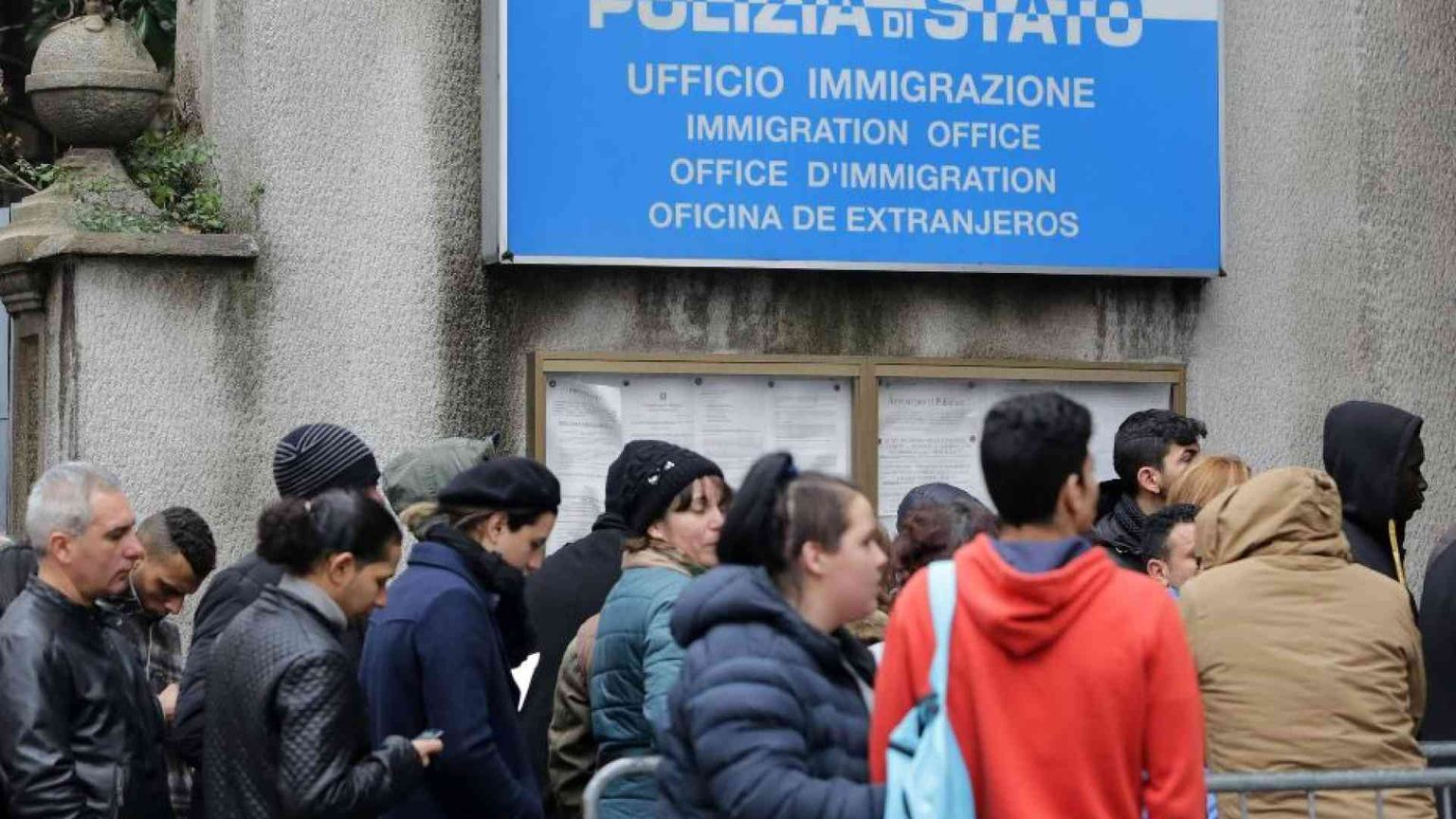 La prof in coda con la sua studentessa per rinnovare il permesso di soggiorno